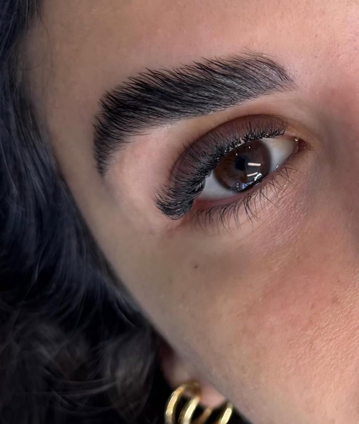Sobrancelha com cílios aplicados